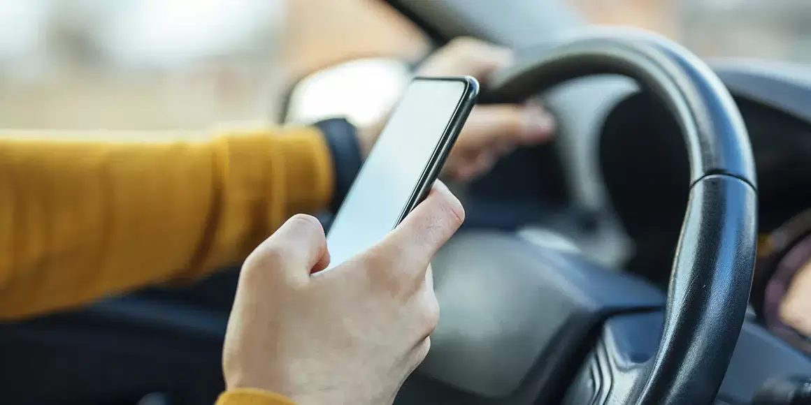 Cuándo se producen más distracciones al volante y cómo prevenirlas