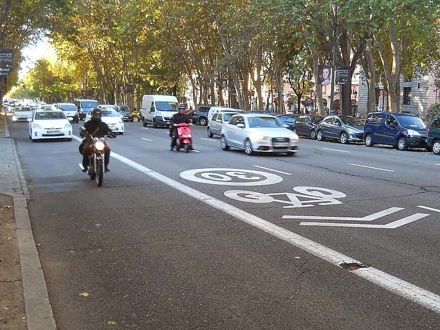 ¿Puede circular con su motocicleta por un carril bus? Todo lo que debe saber